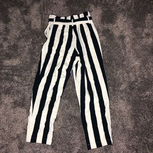 H&M Pants - fit and flare dressy capris H&M Pants - fit and flare dressy capris